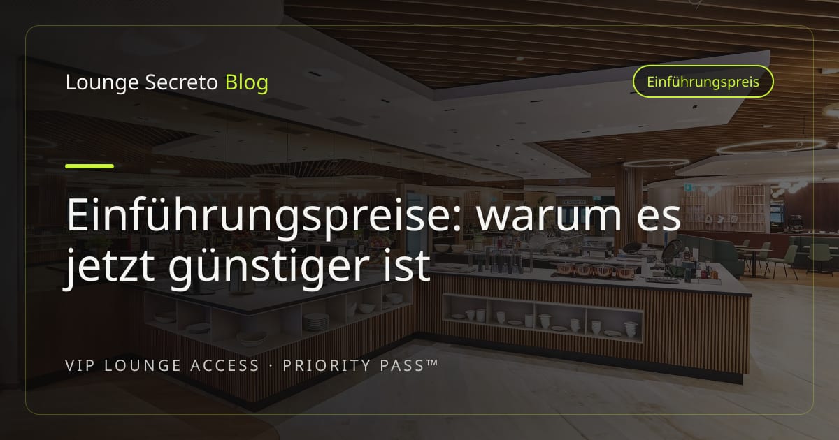 Eine Bordkarte und eine Zugangskarte zur Flughafen-VIP-Lounge liegen bei sanftem Licht auf einem Tisch