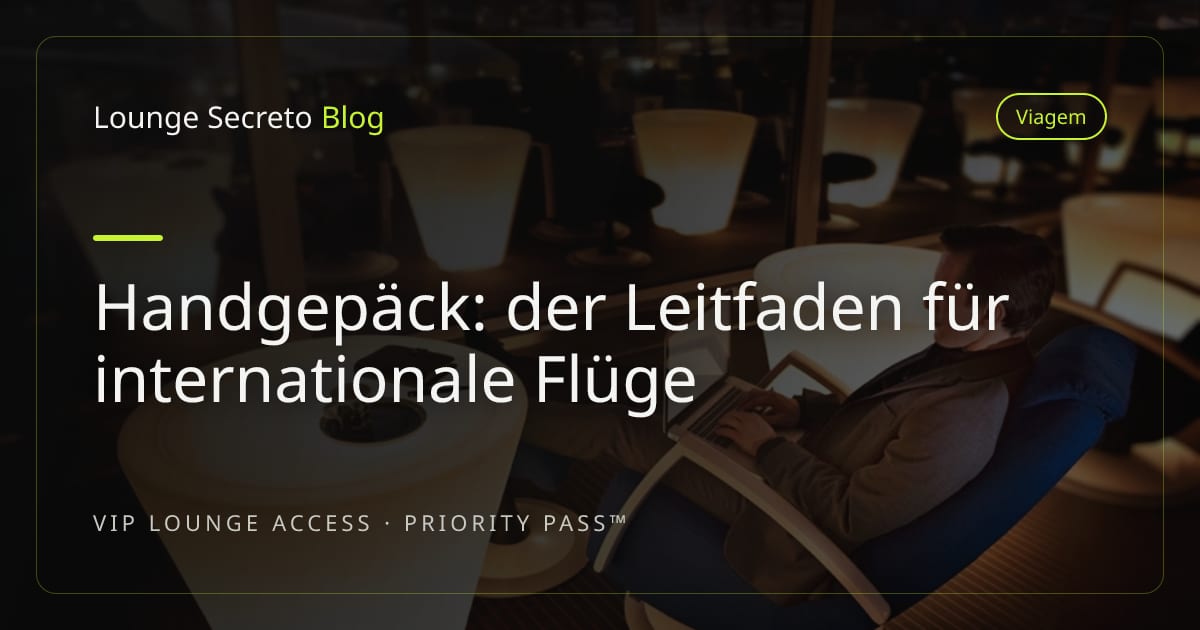 Offener Handgepäckkoffer mit ordentlich gepackter Kleidung und Essenziellem