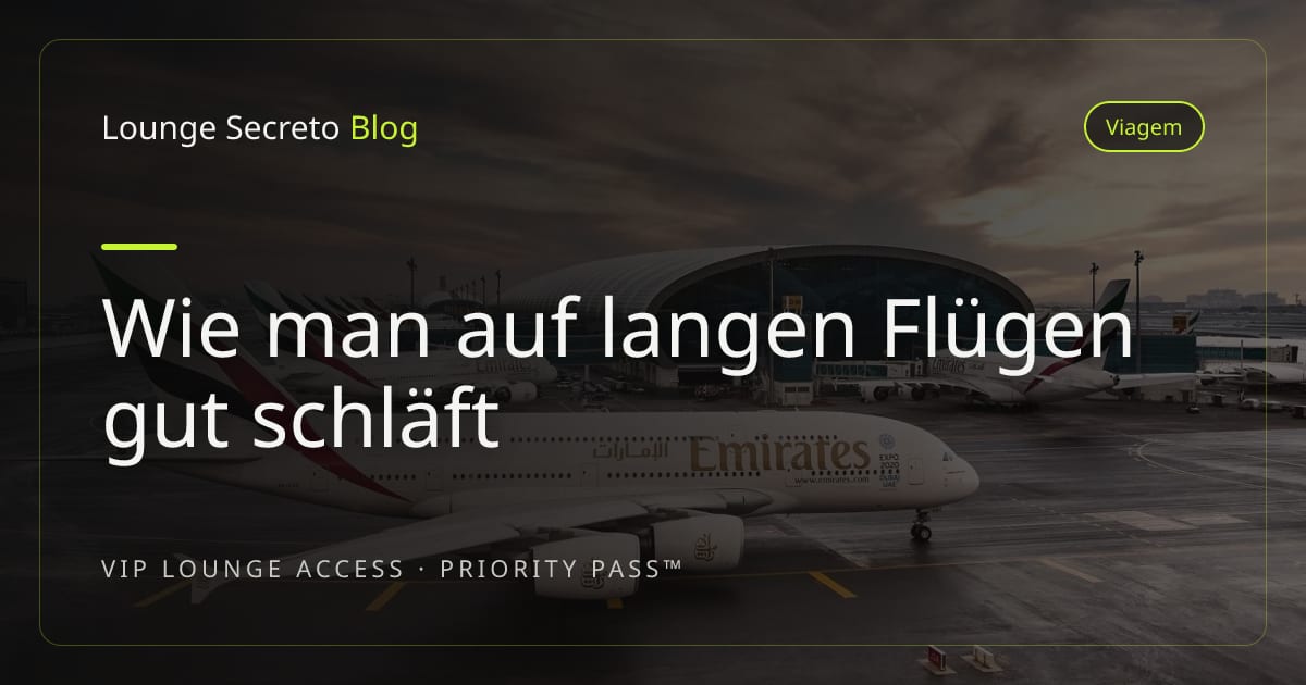 Passagier, der mit Schlafmaske in einem Flugzeugsitz ruht