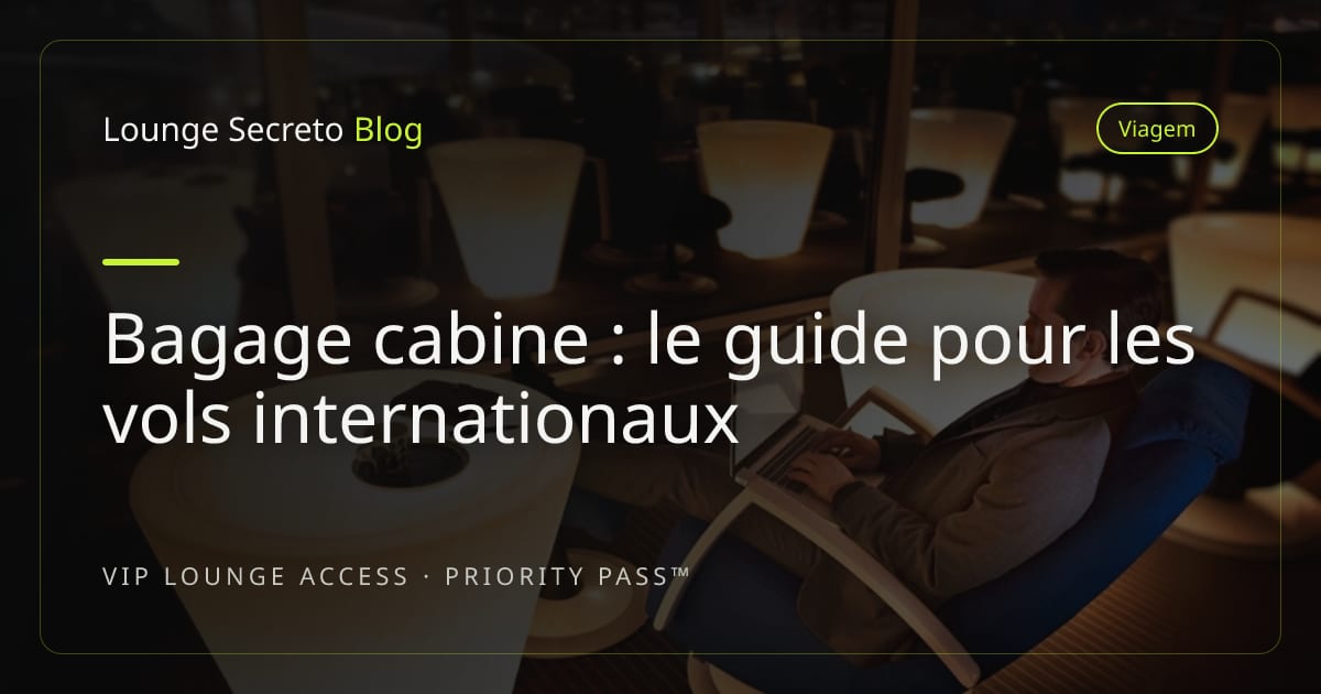 Valise cabine ouverte avec des vêtements bien rangés et l'essentiel