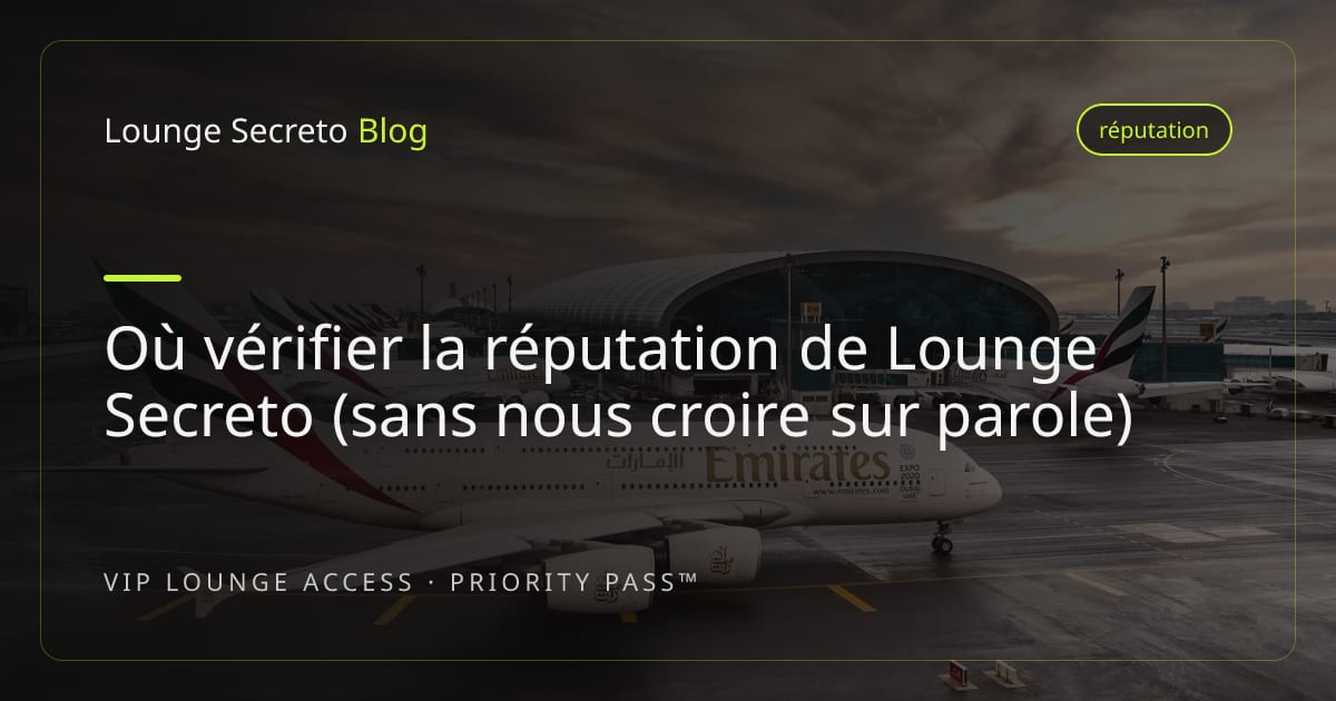 Personne consultant un document sur un ordinateur portable dans un salon VIP d'aéroport, sous une lumière douce