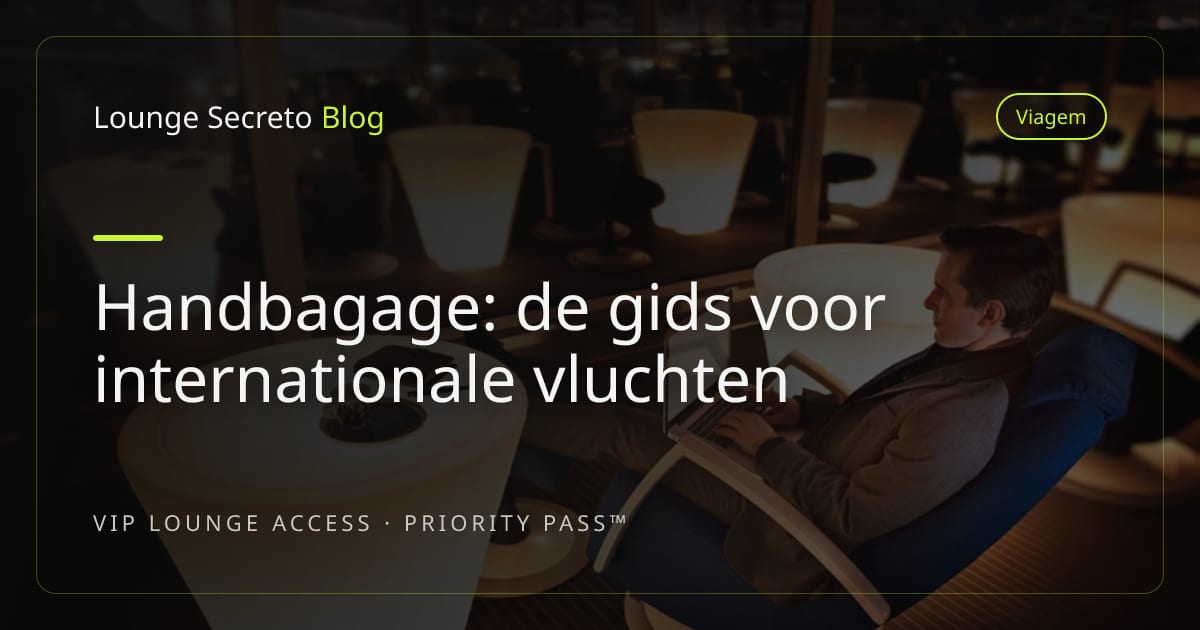 Open handbagagekoffer met netjes ingepakte kleding en essentiële spullen