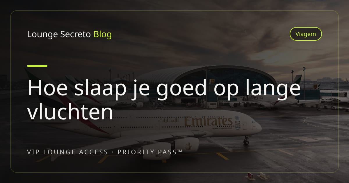 Passagier die rust met een slaapmasker in een vliegtuigstoel