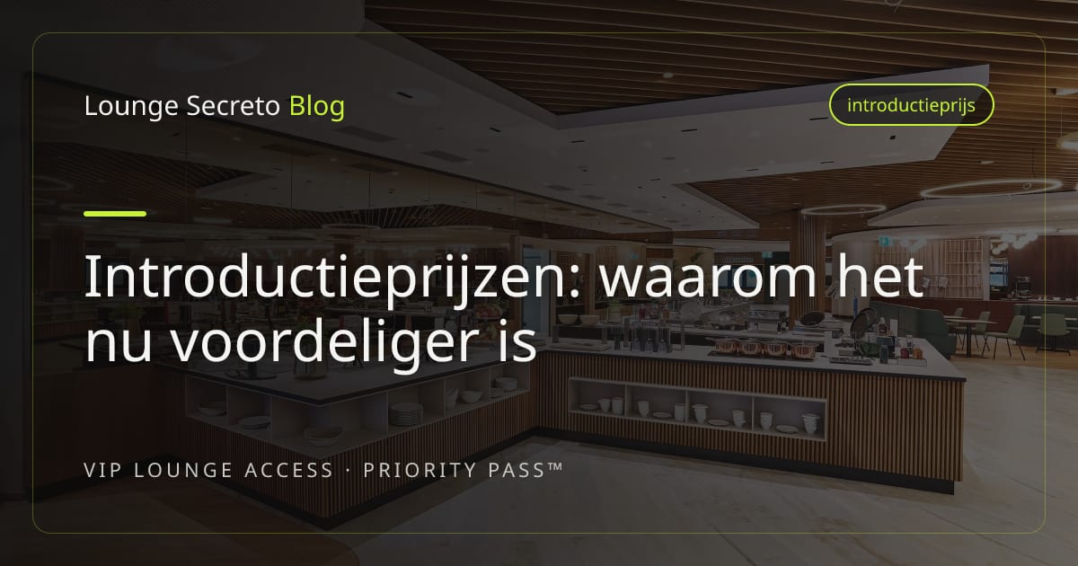Een instapkaart en een toegangskaart voor een VIP-lounge op een luchthaven, op een tafel bij zacht licht