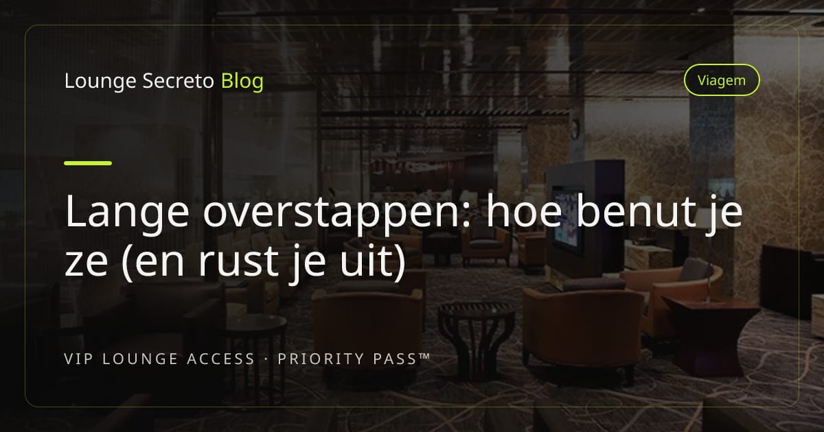 Reiziger die het vluchtbord bekijkt tijdens een lange overstap